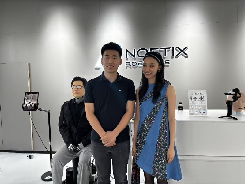 有幸能与周鸿祎&姜哲源一起录《赛博对话》，图一是周总团队拍的，图二是姜总团队拍的，难怪周总说姜总的松岩动力啥都好，就是不太懂包装😂 成片8月初播出，敬请期待❤️有幸能与周鸿祎&姜哲源一起录《赛博对话》，图一是周总团队拍的，图二是姜总团队拍的，难怪周总说姜总的松岩动力啥都好，就是不太懂包装😂 成片8月初播出，敬请期待❤️