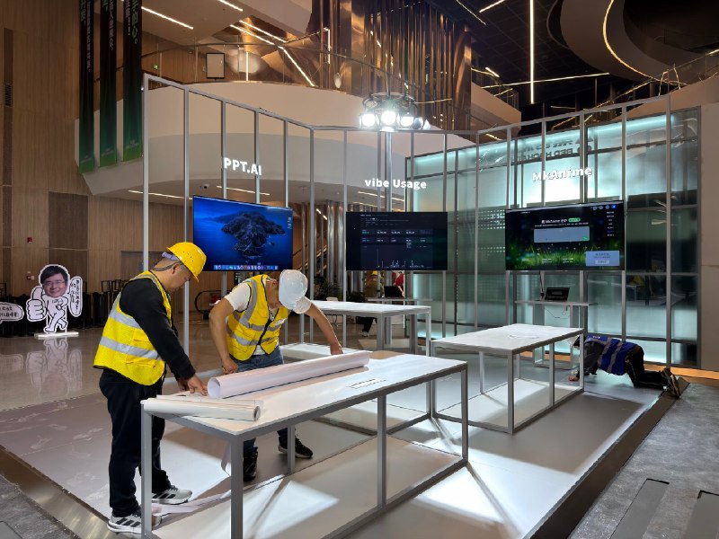 小红书太有排面了，@科技薯 包下了张江科学会堂，只为办一场黑客松！欢迎上海的小伙伴来 VibeFriends 共建的 Vibe Coding 展台，感受一下 Vibe Coding 产能爆发下的新作品