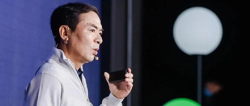 微信被“送”到命运拐点？目前，腾讯财报中提及微信小程序的交易额突破两万亿元（包含线上、线下及非实体消费场景）；若后续将公众号、小程序、视频号交易统一至微信小店，交易规模或将一举超越抖音