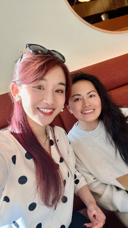 🤩跟最近爆火的NotebookLM 负责人 Raiza 在新开的Google Store 吃个下午茶！聊得超级开心，Raiza 也真是个充满能量和idea的酷女孩～🦹‍♀️💃从NotebookLM 的诞生（why she thought it’s a terrible name!) ,一开始的不被理解，Google Labs from 0 to 1,到现在各个feature用户反响的意料之中意料之外，这个爆火的voice功能的设计小心思，最惊喜的是，她也有一个做成platform 的mission！🎁最后的收获：Raiza 很想来中国感受一下这边的consumer apps! ❤️ 以及！她可以跟OnBoard! 录一期podcast!安排安排！🤩跟最近爆火的NotebookLM 负责人 Raiza 在新开的Google Store 吃个下午茶！聊得超级开心，Raiza 也真是个充满能量和idea的酷女孩～🦹‍♀️💃从NotebookLM 的诞生（why she thought it’s a terrible name!) ,一开始的不被理解，Google Labs from 0 to 1,到现在各个feature用户反响的意料之中意料之外，这个爆火的voice功能的设计小心思，最惊喜的是，她也有一个做成platform 的mission！🎁最后的收获：Raiza 很想来中国感受一下这边的consumer apps! ❤️ 以及！她可以跟OnBoard! 录一期podcast!安排安排！