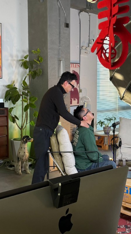 上周末和理想范皓宇录了一期视频播客，其间，我一直保持侧头和嘉宾对视谈话的姿势，脖子酸疼，叫停呼叫中场休息，他一个箭步冲过来，不由分说开始按我肩颈穴位