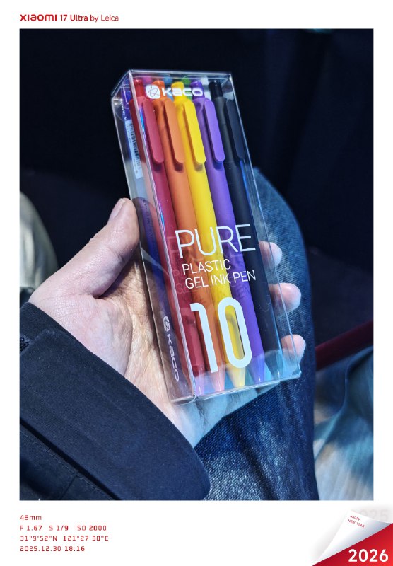 罗永浩弄了这么大一盒伴手礼…今天是「十字路口」2025年度科技创新分享大会，老罗有一个知名规矩是没有车马费，也不包机酒，今天在会场碰到了好多头部自媒体朋友，都挺好奇这位脱口秀英语老师的年度表演，自掏腰包来的