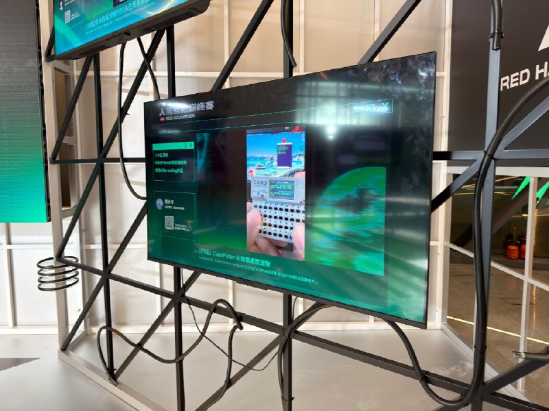 小红书太有排面了，@科技薯 包下了张江科学会堂，只为办一场黑客松！欢迎上海的小伙伴来 VibeFriends 共建的 Vibe Coding 展台，感受一下 Vibe Coding 产能爆发下的新作品