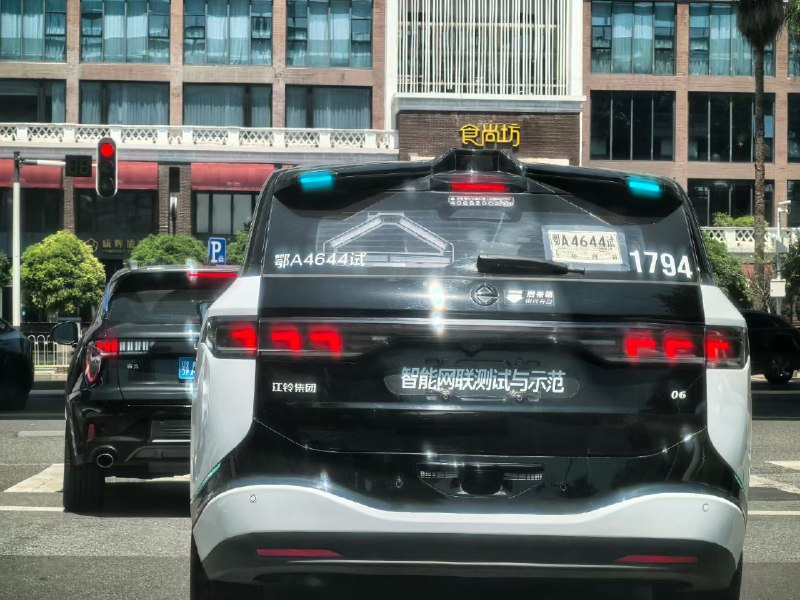 萝卜快跑经过一年的自主学习和进化​以前：武汉最守规矩的车​现在：最守武汉规矩的车@