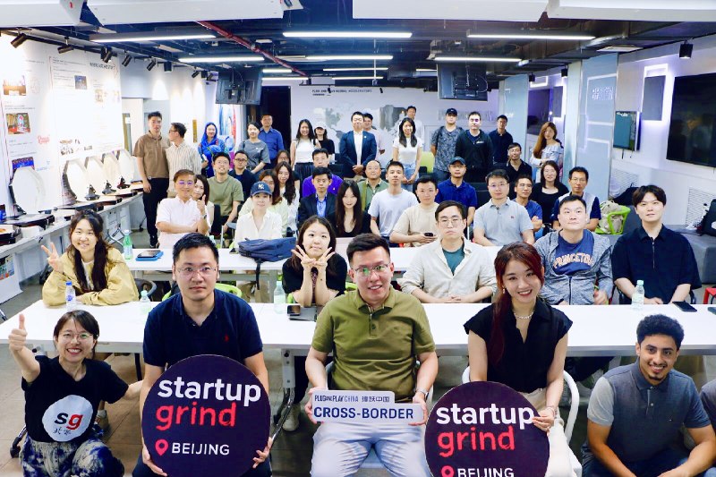 🎉🔥昨天OnBoard! X Startupgrind 合作的活动，关乎具身智能的panel discussion 真的超乎意外的精彩！🤖从灵巧手的硬件和软件设计，到通用模型与cross embodiment 的争议，从数据采集到模拟器的关键技术，到之前都没想过的客户落地场景，两位嘉宾的不同视角让我差点忍不住要做成2小时播客😅🪻小惊喜是收到了一位蓝裙子和蓝头巾的女生送我的蓝色绣球花🍶大惊喜是晚上跟几位机器人、AI、硬科技的同学一直喝小酒聊到半夜，从类脑计算到数学与物理极限，从核聚变到模型的意识，一桌火象和风象碰撞的天马行空和热闹搞笑简直所向披靡