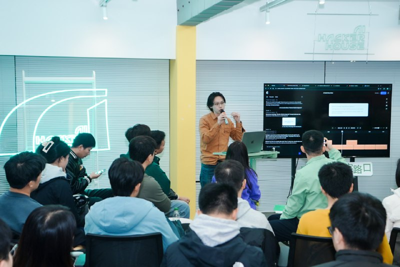 十字路口·AI开放麦，年底再全国巡回一圈后，今天回到上海