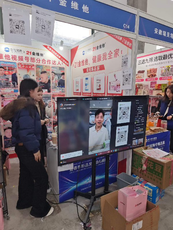 #出海运营秘籍👉@yunying23今天去跑了视频号的一个选品展会很多达人现场开播也感受到了高能量的活力刚好前天和另一个做视频号的商家聊过视频号的达人拓展和别的平台不一样靠微信小店后台去建联达人商务的效率很低效果微乎其微在视频号要建联到达人是需要费一些功夫的更高效的方式还是要靠更进一层的递进关系做背书因为视频号达人普遍佛系而且在各个类目上，一旦合作了一个品牌往往会长期合作所以选品需求不饱和想要更有效的商务建联，可以用的几种方法1. 线下展会直接接触建联2. 熟悉的朋友和品牌方直接拉群介绍，或者去公司上门拜访、饭局认识3. 商务圈子/服务商介绍推荐4. 达人定向找品，能进到达人选品群里响应到选品需求#出海运营秘籍👉@yunying23今天去跑了视频号的一个选品展会很多达人现场开播也感受到了高能量的活力刚好前天和另一个做视频号的商家聊过视频号的达人拓展和别的平台不一样靠微信小店后台去建联达人商务的效率很低效果微乎其微在视频号要建联到达人是需要费一些功夫的更高效的方式还是要靠更进一层的递进关系做背书因为视频号达人普遍佛系而且在各个类目上，一旦合作了一个品牌往往会长期合作所以选品需求不饱和想要更有效的商务建联，可以用的几种方法1. 线下展会直接接触建联2. 熟悉的朋友和品牌方直接拉群介绍，或者去公司上门拜访、饭局认识3. 商务圈子/服务商介绍推荐4. 达人定向找品，能进到达人选品群里响应到选品需求