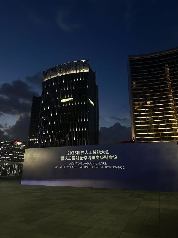 非常激动人心的一天，从全国数千家 AI 公司入选得以和总理有交流的机会