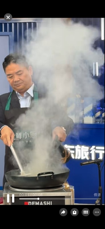 京东网友见面会上，东哥亲自下厨，锅气十足啊！烟大了点，缺个抽油烟机，哈哈！京东网友见面会上，东哥亲自下厨，锅气十足啊！烟大了点，缺个抽油烟机，哈哈！