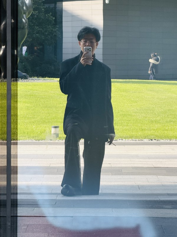 有些人看起来是在楼下抽烟 实际是在有些人看起来是在楼下抽烟 实际是在