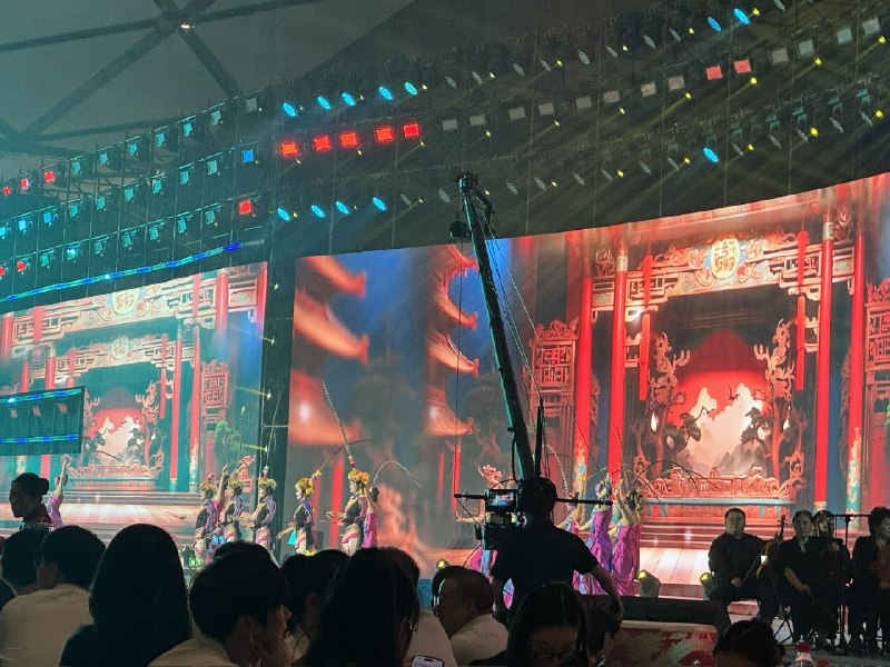 中国芯片设备龙头“中微半导体”董事长尹志尧指挥，上海交响乐团演唱《科创之歌》、《中微之歌》