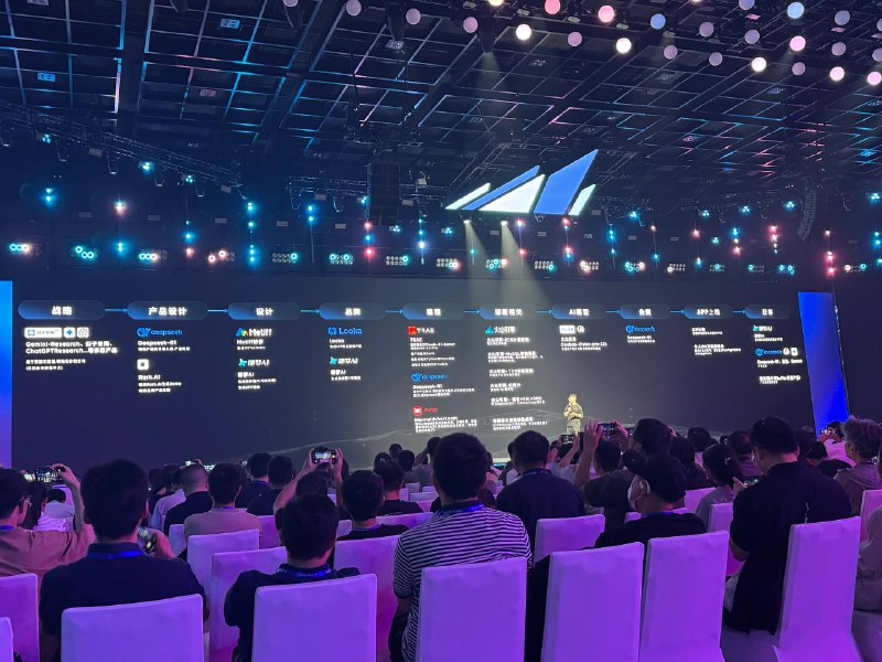 Trae要进入2.0时代了近期会推出solo模式Chat放在左侧右侧是IDE browser terminal doc等工具整合叠加模型能力持续提升很值得期待另：合影看看，我脸没那么大吧？Trae要进入2.0时代了近期会推出solo模式Chat放在左侧右侧是IDE browser terminal doc等工具整合叠加模型能力持续提升很值得期待另：合影看看，我脸没那么大吧？