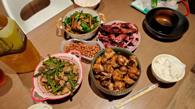 前同事来我家聚会他做了一个小红书号，7000粉丝上个月接了6条广告，一条报价3500小红书真赚钱啊……