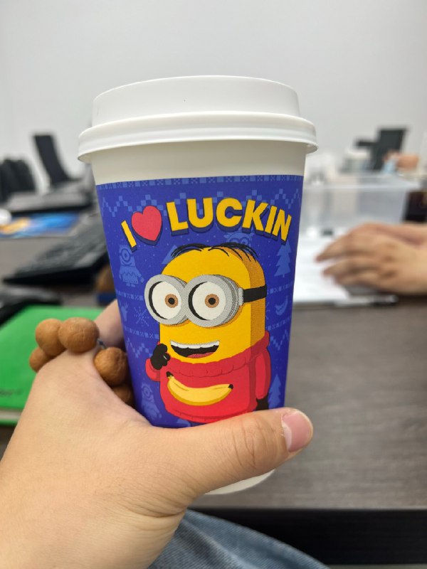 #出海运营秘籍👉@yunying23saas一旦上了定制，需求就越聊越多了本来预计两个小时能聊明白的事情，现在已经开了两天会了为啥需求会越聊越多这个其实运营场景，还有广告投放的场景，逻辑挺像的一开始说的需求，根本就不是完整的需求一开始提出来的是想要的效果，想解决的问题但真要开始的时候，就会发现要解决这个问题，根本没法用简单的一个需求来完成拆出来很可能是一整个链条，牵扯着七七八八，好多个不同的需求于是就开始打补丁如果是这种情况，如果是那种情况，如果是 xx 特殊情况怎么办顺带着如果这个那个效果能不能实现…在梳理之前，之前根本没想这么细然后就是不同的沟通对齐，整理思路，然后继续沟通对齐……总而言之，一开始的需求，很可能不是需求，是期望