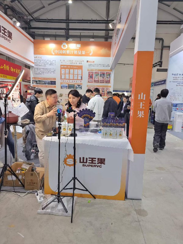 #出海运营秘籍👉@yunying23今天去跑了视频号的一个选品展会很多达人现场开播也感受到了高能量的活力刚好前天和另一个做视频号的商家聊过视频号的达人拓展和别的平台不一样靠微信小店后台去建联达人商务的效率很低效果微乎其微在视频号要建联到达人是需要费一些功夫的更高效的方式还是要靠更进一层的递进关系做背书因为视频号达人普遍佛系而且在各个类目上，一旦合作了一个品牌往往会长期合作所以选品需求不饱和想要更有效的商务建联，可以用的几种方法1. 线下展会直接接触建联2. 熟悉的朋友和品牌方直接拉群介绍，或者去公司上门拜访、饭局认识3. 商务圈子/服务商介绍推荐4. 达人定向找品，能进到达人选品群里响应到选品需求#出海运营秘籍👉@yunying23今天去跑了视频号的一个选品展会很多达人现场开播也感受到了高能量的活力刚好前天和另一个做视频号的商家聊过视频号的达人拓展和别的平台不一样靠微信小店后台去建联达人商务的效率很低效果微乎其微在视频号要建联到达人是需要费一些功夫的更高效的方式还是要靠更进一层的递进关系做背书因为视频号达人普遍佛系而且在各个类目上，一旦合作了一个品牌往往会长期合作所以选品需求不饱和想要更有效的商务建联，可以用的几种方法1. 线下展会直接接触建联2. 熟悉的朋友和品牌方直接拉群介绍，或者去公司上门拜访、饭局认识3. 商务圈子/服务商介绍推荐4. 达人定向找品，能进到达人选品群里响应到选品需求