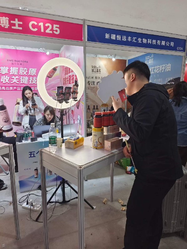 #出海运营秘籍👉@yunying23今天去跑了视频号的一个选品展会很多达人现场开播也感受到了高能量的活力刚好前天和另一个做视频号的商家聊过视频号的达人拓展和别的平台不一样靠微信小店后台去建联达人商务的效率很低效果微乎其微在视频号要建联到达人是需要费一些功夫的更高效的方式还是要靠更进一层的递进关系做背书因为视频号达人普遍佛系而且在各个类目上，一旦合作了一个品牌往往会长期合作所以选品需求不饱和想要更有效的商务建联，可以用的几种方法1. 线下展会直接接触建联2. 熟悉的朋友和品牌方直接拉群介绍，或者去公司上门拜访、饭局认识3. 商务圈子/服务商介绍推荐4. 达人定向找品，能进到达人选品群里响应到选品需求#出海运营秘籍👉@yunying23今天去跑了视频号的一个选品展会很多达人现场开播也感受到了高能量的活力刚好前天和另一个做视频号的商家聊过视频号的达人拓展和别的平台不一样靠微信小店后台去建联达人商务的效率很低效果微乎其微在视频号要建联到达人是需要费一些功夫的更高效的方式还是要靠更进一层的递进关系做背书因为视频号达人普遍佛系而且在各个类目上，一旦合作了一个品牌往往会长期合作所以选品需求不饱和想要更有效的商务建联，可以用的几种方法1. 线下展会直接接触建联2. 熟悉的朋友和品牌方直接拉群介绍，或者去公司上门拜访、饭局认识3. 商务圈子/服务商介绍推荐4. 达人定向找品，能进到达人选品群里响应到选品需求