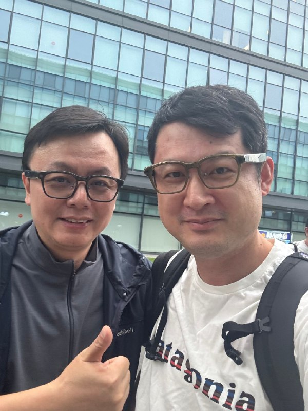 第一次参加车企的发布会结束后和理想汽车高级副总裁范皓宇面基真的是我特别喜欢的一枚古典产品经理我问他做Agent最难的是什么他说找用户场景听他特别激情澎湃的介绍探索的经验我自己都兴奋了起来最近在想我特么天天做的都是什么毛线内容哦准备好好调整了！对了，偶遇大聪明一起吐槽了些很好玩的事情😄第一次参加车企的发布会结束后和理想汽车高级副总裁范皓宇面基真的是我特别喜欢的一枚古典产品经理我问他做Agent最难的是什么他说找用户场景听他特别激情澎湃的介绍探索的经验我自己都兴奋了起来最近在想我特么天天做的都是什么毛线内容哦准备好好调整了！对了，偶遇大聪明一起吐槽了些很好玩的事情😄