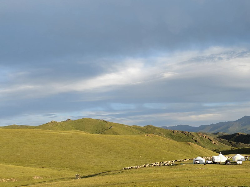 有一个非常冲突的理念，我35岁以后才明白爱自己的关键就是不要去改变别人：1. 不改变别人：你就不会因为别人的错误或者不成长，而每天内耗自己2. 更多能量：你可以把原来内耗的时间全部用于自己学习、成长和享受，当你自己力量强大以后，别人可能不会喜欢你，但是别人没法忽视你3. 关注小事：当你不内耗以后，你会发现早餐异常好吃，出门到处闻到花香，任何地方在大桥上看夕阳都好美人为什么不爱自己，因为太多关注在于别人怎么看了，你不在乎任何人怎么看你的时候，就是你真正自由的时候@
