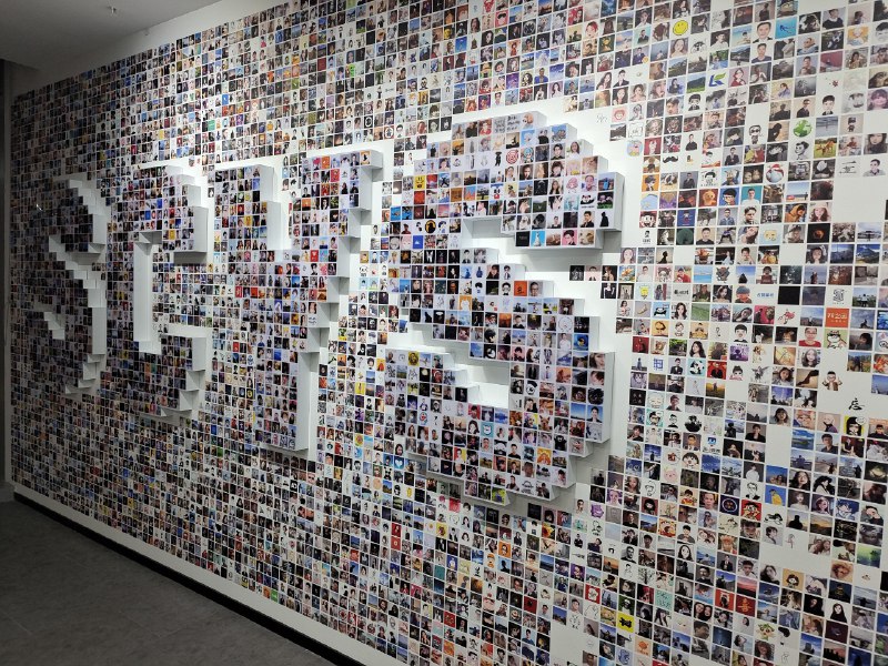 #自媒体运营频道 #@yunying23周末被最近在生财办公的@瑞思白1114 带着去了一趟生财逛了逛聊到了在生财见过听过的那些超会赚钱的人，从他们身上得到的启示：（1）不要去找红海生意，而是要在蓝海生意里面找到一条自己能做，别人没有发现或者懒得做的小路线，钻研下去（2）不要内耗和自我设限 不要屈服于外部环境的打压，也不要给自己加上“我在某方面不如别人做得好”的枷锁（3）不要既要又要不能既要满足自己的调性、体面、道德洁癖 又想要轻松赚到钱想得太多，做得太少，也活该赚不到钱（4）尝试破除自己的“产品思维”和“高道德标准”不要总想着憋个大的，把自己的产品打磨到极致再极致，然后再去收钱这条路是幻想出来的，对自己的要求越高，产品越推不出去，在做出来好产品之前就饿死了生财的办公环境真不错，要是哪天不上班了，真想申请来这里办公，不过工位位置很紧俏😂一直有人排队#自媒体运营频道 #@yunying23周末被最近在生财办公的@瑞思白1114 带着去了一趟生财逛了逛聊到了在生财见过听过的那些超会赚钱的人，从他们身上得到的启示：（1）不要去找红海生意，而是要在蓝海生意里面找到一条自己能做，别人没有发现或者懒得做的小路线，钻研下去（2）不要内耗和自我设限 不要屈服于外部环境的打压，也不要给自己加上“我在某方面不如别人做得好”的枷锁（3）不要既要又要不能既要满足自己的调性、体面、道德洁癖 又想要轻松赚到钱想得太多，做得太少，也活该赚不到钱（4）尝试破除自己的“产品思维”和“高道德标准”不要总想着憋个大的，把自己的产品打磨到极致再极致，然后再去收钱这条路是幻想出来的，对自己的要求越高，产品越推不出去，在做出来好产品之前就饿死了生财的办公环境真不错，要是哪天不上班了，真想申请来这里办公，不过工位位置很紧俏😂一直有人排队
