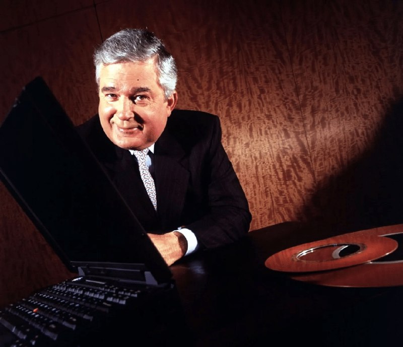 【IBM前功勋CEO郭士纳离世，享年83岁：曾帮IBM力挽狂澜】2025年12月27日，前IBM董事长兼CEO路易斯·郭士纳逝世，享年83岁