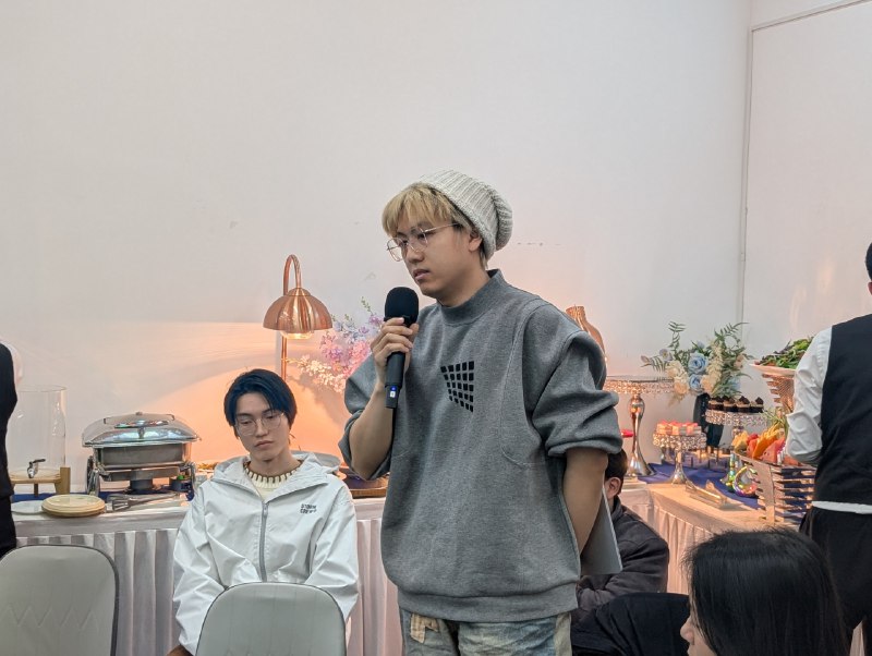 岁末，继续一月一聚会的传统，搞了一个“传播即增长”的 AI founders 闭门聚会，顺便请大家每月吃一顿饭，这次不吃火锅了，今天立春，吃 Chinese taco，中文名叫春饼