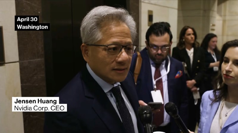 英伟达公司CEO黄仁勋在出席美国国会活动后接受采访时表示，中美在AI发展领域的水平非常接近