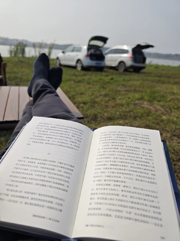 我从小就是在这种环境下长大的20多岁的时候，这种童年经历，确实非常被动，实力不行，心理还不行，特别容易内耗自己但是一旦度过30岁这个坎，这些经历恰恰是财富：1. 内向：可以死磕专研很多底层技术，我的汇编、Linux、编译器和Emacs就是靠死磕来学习的2. 敏感：对于做产品经理的岗位，简直是完美性格，想象力 + 敏感 + 技术背景，你完全可以做到按直觉做产品，而且操作细节，用户用起来就会觉得，嗯，很丝滑，觉得背后的作者很用心3. 情绪化：创业团队进入一团死水的时候，情绪化的向前激励，就是最好的强心针