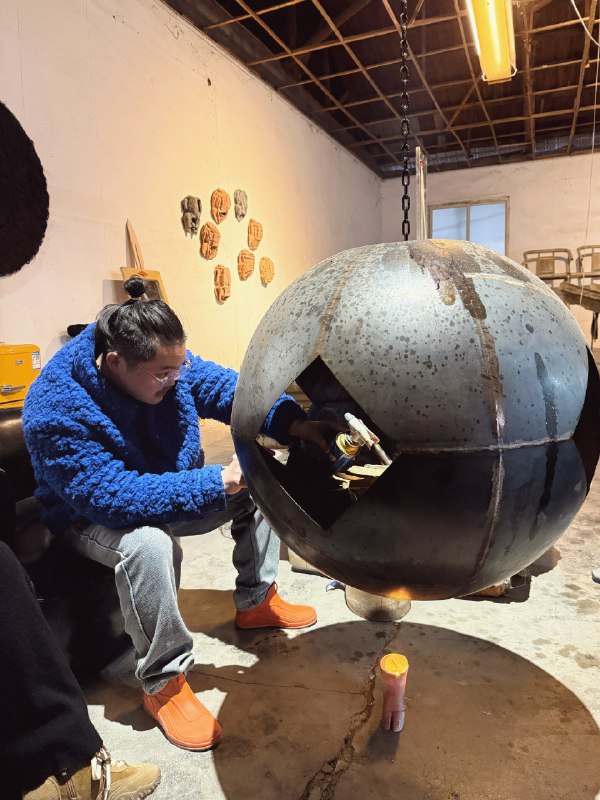 观摩艺术家们的工作方式，昨日在景德镇