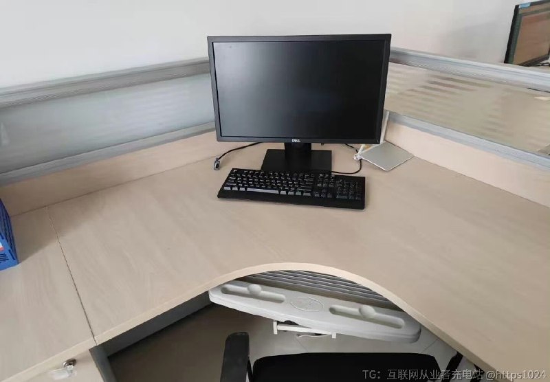 离职了，根本没人记得你前两天我不是说公司年关辞退了一个38岁的项目经理嘛其实他还挺重情义的，他最后特意买了咖啡和点心放在公共区，还手写了卡片感谢同事们的照顾结果东西摆了一天，卡片根本没人翻开看，只有我和两三个人跟他打了几声招呼，喝了他的咖啡……这个项目经理其实人挺实在的，平时老实巴交的，谁电脑出问他都主动帮忙修，周末加班还会给同事带早餐有几次项目紧急，他连着三天熬夜陪新同事改方案前两天他被离职当天，他在部门群里发了一段，说很珍惜跟大家一起奋斗的日子，祝大家前程似锦但这条消息很快被工作通知淹没，没人搭理他，直到他退群，也没有人关心他离职了后来听说他坐在工位等了一下午，大概是希望有人能来说句告别的，但最后也没几个人来，可能也有些人提前回家的原因吧，最后他默默地清空了抽屉，一个人默默地走了说真的，现在职场是真的没什么人情味，大家一起打工，也只是萍水相逢而已，根本没什么感情，你离职了，也没人会记得你@