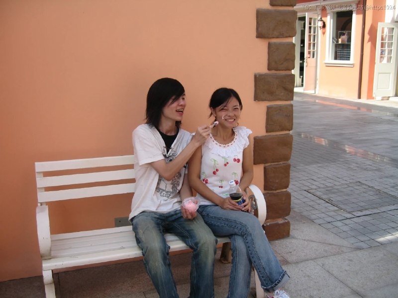 早上起来听完马斯克这个播客，超级感动2005年，那一年我也刚好18岁，我和我第一任女朋友（现在我的老婆）一起来成都找工作2004年的时候，我在家里写了半年的J2ME手机游戏，我18岁的时候终于写完了，也终于成年可以找工作了