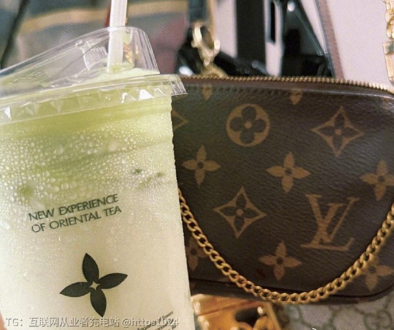 LV起诉茉莉奶白判赔1030万🤑所以大家是因为logo像 才喝茉莉奶白的嘛@