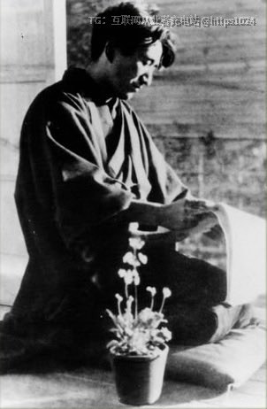 编辑来找拖稿太久太宰治要稿子，但他一行都没写