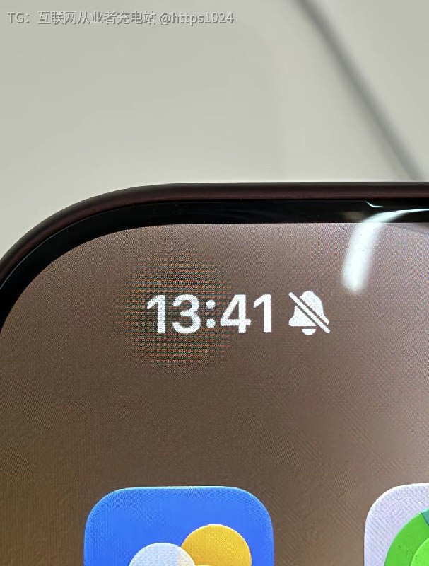 iPhone 18 Pro系列为了让Face ID看起来变小，也为了将来的所谓全面屏铺路，把Face ID的红外传感器单独放到了屏幕的左上方，并且藏在屏幕下方，通过劣化屏幕像素来实现尽可能少遮挡