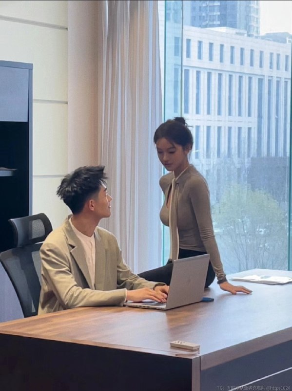 “职场潜规则”1、办公室里一堆人聊的正火热，你推门进去，他们就像按下了暂停键，齐刷刷该回座位回座位，该装着干活儿装着干活儿，不用问，他们聊的肯定是你，而且没好话