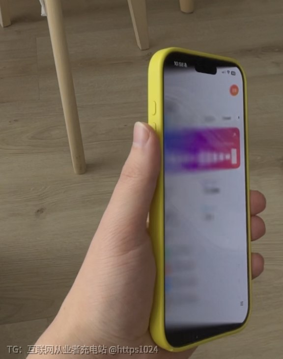 适可而止吧😅只用 SwiftUI shader 加陀螺仪，让普通 iPhone 倾斜时也能演出折叠屏一半的翻折感