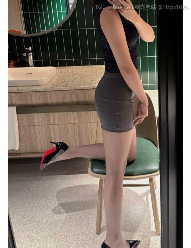 这套衣裙买来这么久，这还穿第一次